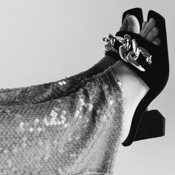 ZARA HEELED VELVET SANDALS WITH CHAIN Bloggers fav